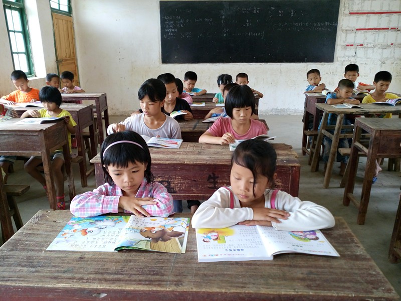 学生在图书室阅读_副本.jpg